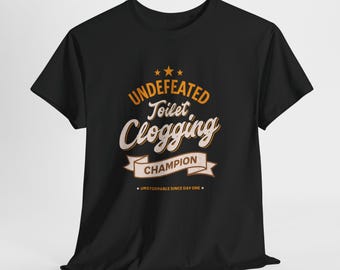 Camiseta "Campeão Invicto em Entupimento de Vasos Sanitários" | Humor Engraçado de Banheiro | Camisetas de Humor Ruim | Presente de Humor Grosso para o Pai
