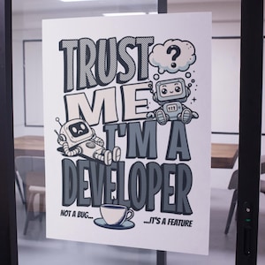 Puede incluir: Un póster blanco con el texto "TRUST ME I'M A DEVELOPER" en una fuente audaz y estilizada, con robots de dibujos animados y una taza de café. También se incluye la frase "NOT A BUG... IT'S A FEATURE".