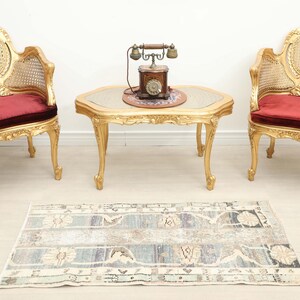 60 x 120 cm turkisk vintagematta | dämpad blåbeige patchwork-ullmatta i entrén | sliten boho eklektisk heminredningsmatta