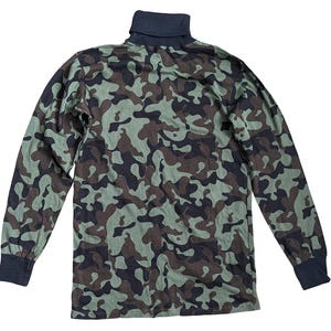Pode incluir: Uma camisa de manga comprida com padrão de camuflagem com gola alta e punhos azul escuro. A camisa apresenta um design de camuflagem verde, castanho e preto. A peça de vestuário é feita de um material macio.