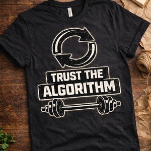 Puede incluir: Camiseta negra con un diseño gráfico blanco. El diseño incluye un símbolo de flecha circular, el texto "TRUST THE ALGORITHM" y una barra con pesas. Las palabras "Etsy Seller Satire" están en la parte superior.