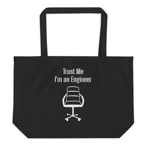Könnte beinhalten: Schwarze Tragetasche mit weißem Text "Trust Me I'm an Engineer" und einer weißen Strichzeichnung eines Bürostuhls. Die Tasche hat zwei lange Griffe und besteht aus einem robusten Material.
