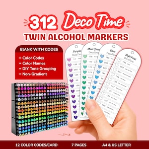 Puede incluir: Un juego de 312 marcadores de alcohol dobles Deco Time en una rejilla de almacenamiento negra, junto con cuatro tarjetas de muestra de color blancas con iconos de corazón, nombres y códigos, y texto sobre 12 códigos de color por tarjeta.