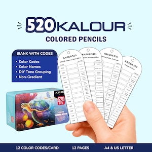 Könnte beinhalten: Ein Set aus 520 Kalour Buntstiften in einer rechteckigen Metalldose mit einer Meeresschildkröten-Illustration. Das Set enthält druckbare Farbkarten mit Codes und Namen, die auf vier weißen Karten mit je zwölf Feldern dargestellt sind.