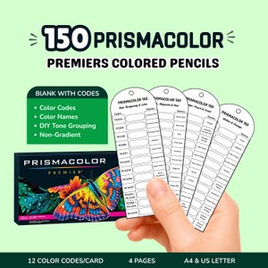 Op de afbeelding: Een set van 150 kleurstaalkaarten voor Prismacolor Premier kleurpotloden met vier witte papieren kaarten met voorgedrukte kleurcodes en namen, getoond naast een zwarte productdoos met een illustratie van een kleurrijke vlinder.