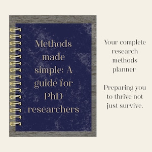 Puede incluir: Un cuaderno con espiral de color azul marino con encuadernación en espiral dorada. La portada dice "Methods made simple: A guide for PhD researchers." El texto adicional dice "Your complete research methods planner."