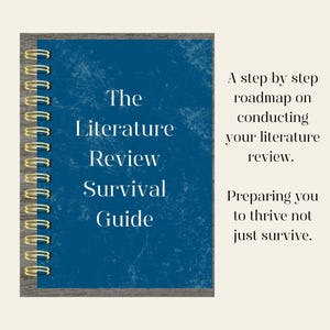 Könnte beinhalten: Ein blaues Spiralnotizbuch mit dem Titel "The Literature Review Survival Guide". Der Einband hat weißen Text und ein strukturiertes Design. Das Notizbuch befindet sich auf einem hellbeigen Hintergrund mit Text.