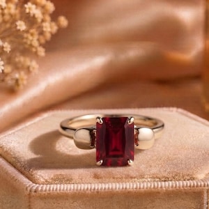 Anello con rubino creato in laboratorio, anello con rubino taglio smeraldo, anello di fidanzamento in oro con rubino, anello con pietra portafortuna di luglio, anello con rubino, anello di promessa, regalo per lei immagine 1