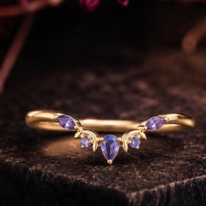 Alexandrite Leaf Vine Ring, Nature Inspired Gold Band, Dainty Botanical Ring, Gift for Her ,  Yellow Gold Lab Alexandrite Moon Wedding Ring
