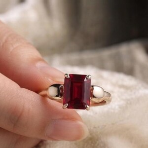 Anello con rubino creato in laboratorio, anello con rubino taglio smeraldo, anello di fidanzamento in oro con rubino, anello con pietra portafortuna di luglio, anello con rubino, anello di promessa, regalo per lei immagine 3