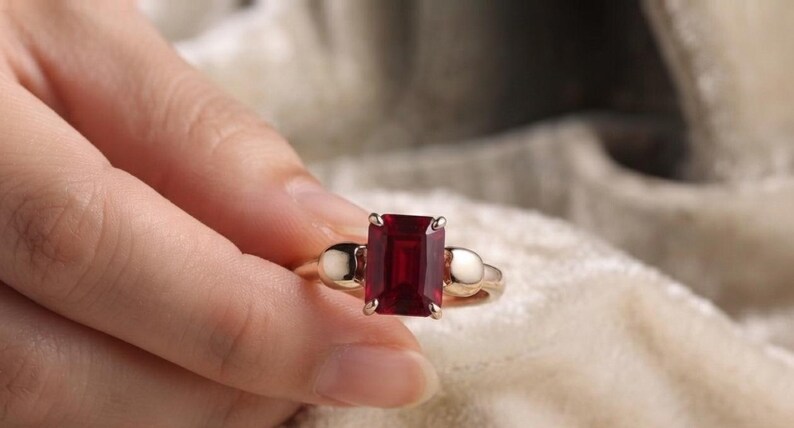 Anello con rubino creato in laboratorio, anello con rubino taglio smeraldo, anello di fidanzamento in oro con rubino, anello con pietra portafortuna di luglio, anello con rubino, anello di promessa, regalo per lei immagine 3