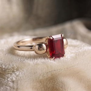 Anello con rubino creato in laboratorio, anello con rubino taglio smeraldo, anello di fidanzamento in oro con rubino, anello con pietra portafortuna di luglio, anello con rubino, anello di promessa, regalo per lei immagine 6