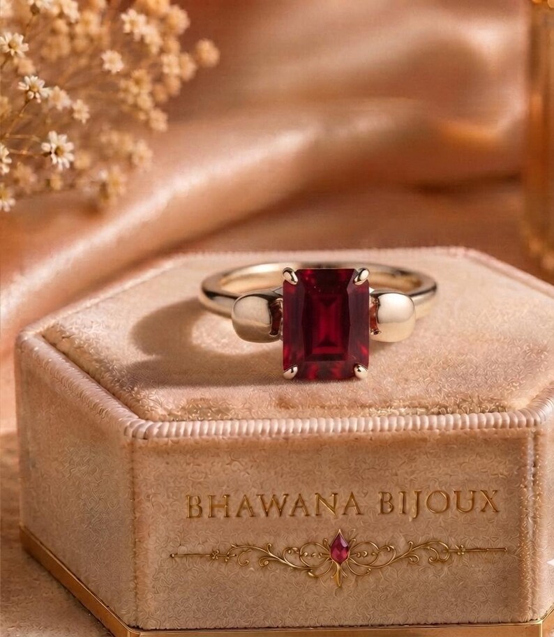 Anello con rubino creato in laboratorio, anello con rubino taglio smeraldo, anello di fidanzamento in oro con rubino, anello con pietra portafortuna di luglio, anello con rubino, anello di promessa, regalo per lei immagine 1