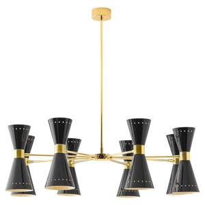Peut inclure: Un lustre moderne du milieu du siècle avec une finition dorée et huit abat-jours noirs en forme de cône. Les abat-jours ont de petits trous espacés régulièrement près du sommet. Le luminaire est suspendu à une tige dorée.