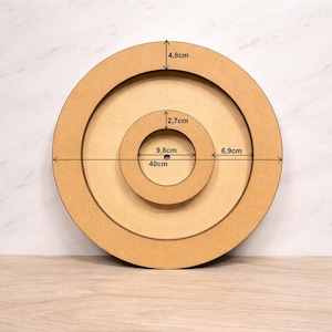 Könnte beinhalten: Ein Holzdesign mit konzentrischen Kreisen, mit Maßen in Zentimetern. Der größte Kreis hat einen Durchmesser von 40 cm, mit anderen Kreisen darin verschachtelt. Das Holz hat eine hellbraune Farbe und eine glatte Textur. Geeignet für Bastelarbeiten oder Dekoration.