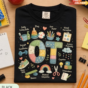 Puede incluir: Una camiseta negra con un gráfico colorido que muestra las letras OT en un patrón de patchwork. El diseño incluye ilustraciones de un cepillo de dientes, anillos apilables, una pelota, lápices, un clasificador de formas, una mancuerna, una zapatilla, un arcoíris, tijeras y bloques, con etiquetas de texto para conceptos de terapia ocupacional.
