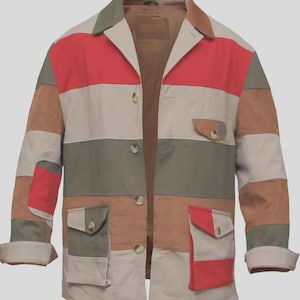 Puede incluir: Chaqueta patchwork con cuello y cierre de botones. El diseño presenta bloques de color con rayas horizontales en rojo, beige, verde y beige. Tiene dos bolsillos en el pecho y dos bolsillos inferiores, todos con botones.