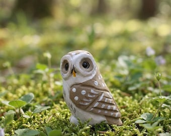 Handbemalte Eule, die einzigartiges bester Freund-Geschenk-hölzernes Tierminiatur-winziges Schreibtisch-Haustier-Cottagecore-Raum-Dekor-Naturliebhaber-Geburtstagsgeschenk schnitzt
