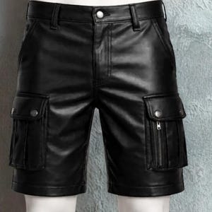 Pu&ograve; includere: Pantaloncini cargo in pelle nera con pi&ugrave; tasche e chiusura con bottoni e cerniera. I pantaloncini hanno un design classico con passanti per cintura e chiusura con bottoni in vita.