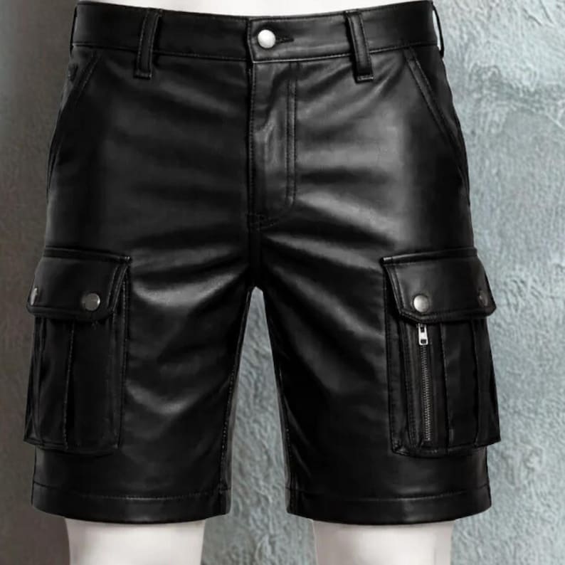 Pu&ograve; includere: Pantaloncini cargo in pelle nera con pi&ugrave; tasche e chiusura con bottoni e cerniera. I pantaloncini hanno un design classico con passanti per cintura e chiusura con bottoni in vita.