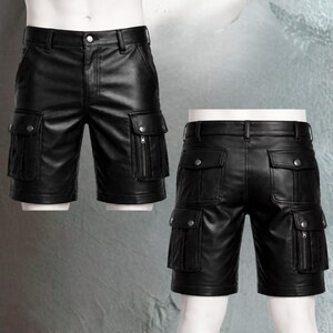 Pu&ograve; includere: Pantaloncini cargo in pelle nera con pi&ugrave; tasche e chiusura con zip laterale. I pantaloncini hanno una chiusura con bottone e passanti per cintura. L'immagine mostra la parte anteriore e posteriore.