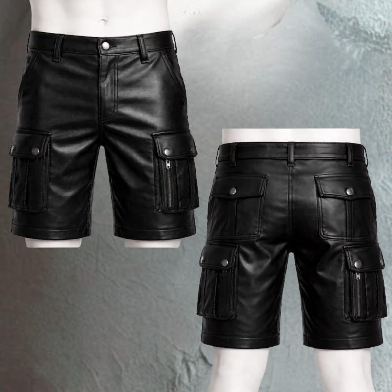 Pu&ograve; includere: Pantaloncini cargo in pelle nera con pi&ugrave; tasche e chiusura con zip laterale. I pantaloncini hanno una chiusura con bottone e passanti per cintura. L'immagine mostra la parte anteriore e posteriore.