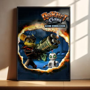 Könnte beinhalten: Gerahmtes Poster mit dem Videospiel "Ratchet & Clank: Going Commando". Das Kunstwerk zeigt die Charaktere Ratchet und Clank. Ratchet hält eine große grüne Waffe. Das Poster hat einen schwarzen Rahmen und einen neutralen Hintergrund.