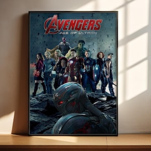 Puede incluir: Un póster de película enmarcado de Avengers: Age of Ultron que muestra a un grupo de superhéroes en el centro, con una gran figura robótica en primer plano y numerosos drones voladores pequeños en el cielo oscuro y nublado.