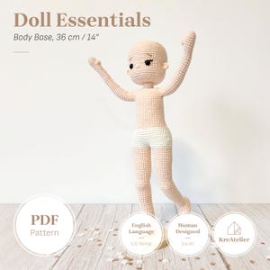 Puede incluir: Una muñeca de ganchillo beige con cabeza redonda, ojos bordados negros y un pantalón corto blanco. El texto Doll Essentials Body Base, 36 cm / 14" es visible arriba, con PDF Pattern, English Language, Human Designed y KreAtelier debajo.