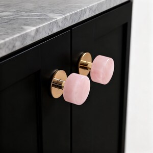 Pomello per scarpiera in cristallo rosa e bianco e ottone: maniglia per cassetto moderna e minimalista