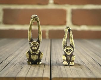 Figura de mono colgante de latón vintage: estatua de animal pequeño