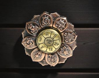 Fidget giratorio de loto de latón / Fidget grabado, adorno de escritorio de meditación