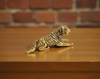 Mini estatua de tigre de latón / Adorno de escritorio hecho a mano