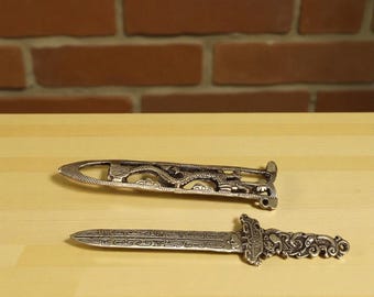 Adorno de escritorio en miniatura con forma de espada de dragón de bronce antiguo, colgante Feng Shui