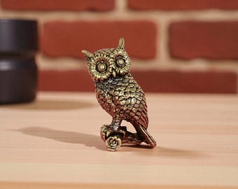 Figura de búho de latón: mini estatua de pájaro antigua / Pequeña decoración de búho de cobre / Adorno de escritorio coleccionable
