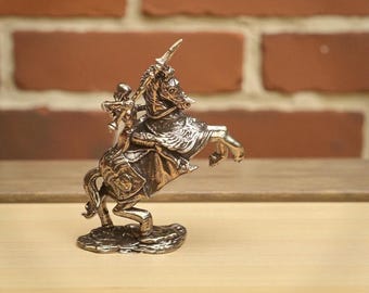 Figura de caballero: miniestatua de guerrero medieval / Adorno de escritorio pequeño de cobre / Figura de caballero coleccionable