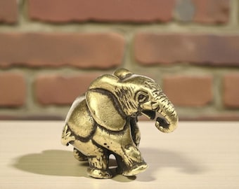 Mini figura de elefante de cobre vintage, adorno de elefante de la suerte de latón macizo, escultura de animal pequeño para decoración del hogar y el escritorio.