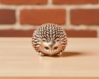 Mini figura de erizo de latón, adorno de cobre macizo • Linda escultura de animal • Decoración de escritorio • Idea de regalo coleccionable