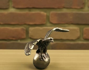 Figura de águila de latón sobre esfera, pájaro de cobre vintage, decoración de escritorio, mini escultura