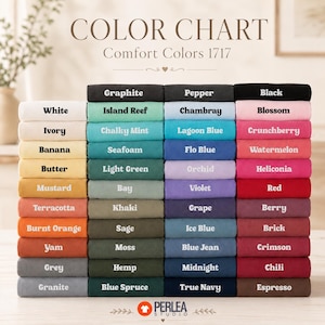 Könnte beinhalten: Eine Farbkarte für Comfort Colors 1717 Kleidungsstücke, die ein Raster aus gefalteten Stoffmustern in verschiedenen Farbtönen zeigt. Jedes Muster ist mit seinem spezifischen Farbnamen beschriftet, darunter White, Ivory, Banana, Butter, Mustard, Terracotta, Burnt Orange, Yam, Grey, Granite, Graphite, Island Reef, Chalky Mint, Seafoam, Light Green, Bay, Khaki, Sage, Moss, Hemp, Blue Spruce, Pepper, Chambray, Lagoon Blue, Flo Blue, Orchid, Violet, Grape, Ice Blue, Blue Jean, Midnight, True Navy, Black, Blossom, Crunchberry, Watermelon, Heliconia, Red, Berry, Brick, Crimson, Chili und Espresso.