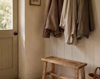 Taburete rústico hecho a mano de roble y castaño, acabado en cera natural, banco/asiento de madera maciza.