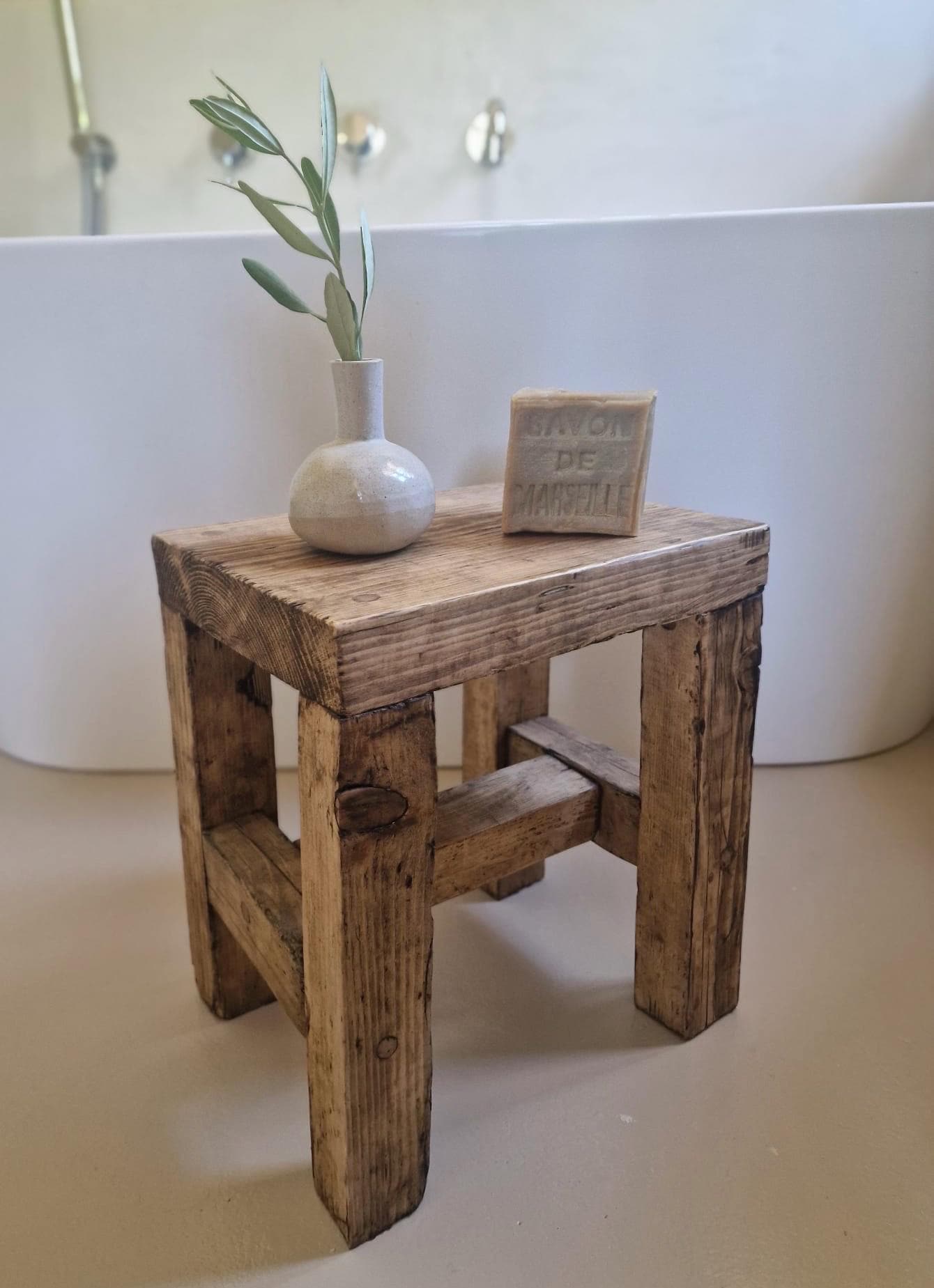 Holzhocker badezimmer