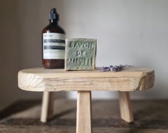 Handgefertigter niedriger Holzhocker, Badezimmerhocker