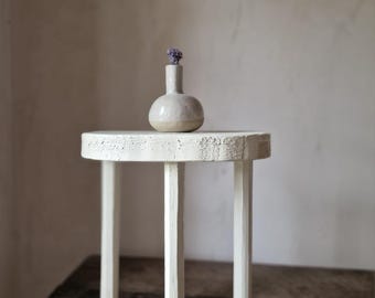 Handgefertigter niedriger Holzhocker, Badezimmerhocker