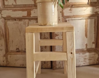 Taburete bajo de madera hecho a mano.