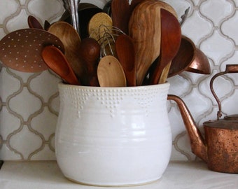 Soporte para utensilios de cocina de tamaño jumbo - blanco, verde, azul, rojo - vasija de utensilios de cerámica lanzada a mano - decoración de cocina de granja rústica moderna