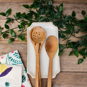 ハンドメイドスプーンレスト、ラージサイズ - ジュエリートレイ - セラミックソープディッシュ - ファームハウスキッチンスプーンホルダー、シェフへのカラフルなギフト - すぐに発送