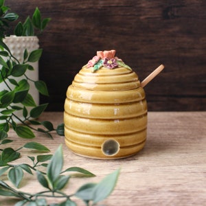 Honingpot, suikerpot of zoutpot - pot met deksel en lepel - honinggele bloemen bijenkorf - boerderijdecoratie - KLAAR VOOR VERZENDING