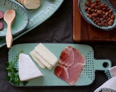 Piedra de queso con diseño geométrico de puntos - Charcuterie Cheese Board en Rustic Aqua Mist - Crudite Tray - Sushi Platter - Modern Ceramic Dish