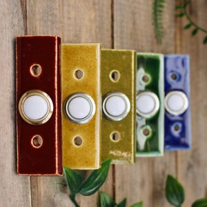 Puede incluir: Una taza de cerámica blanca con un asa negra y el texto "But First, Coffee" en negrita negra. La taza está sobre un fondo borroso. La taza mide aproximadamente 10 cm de altura.